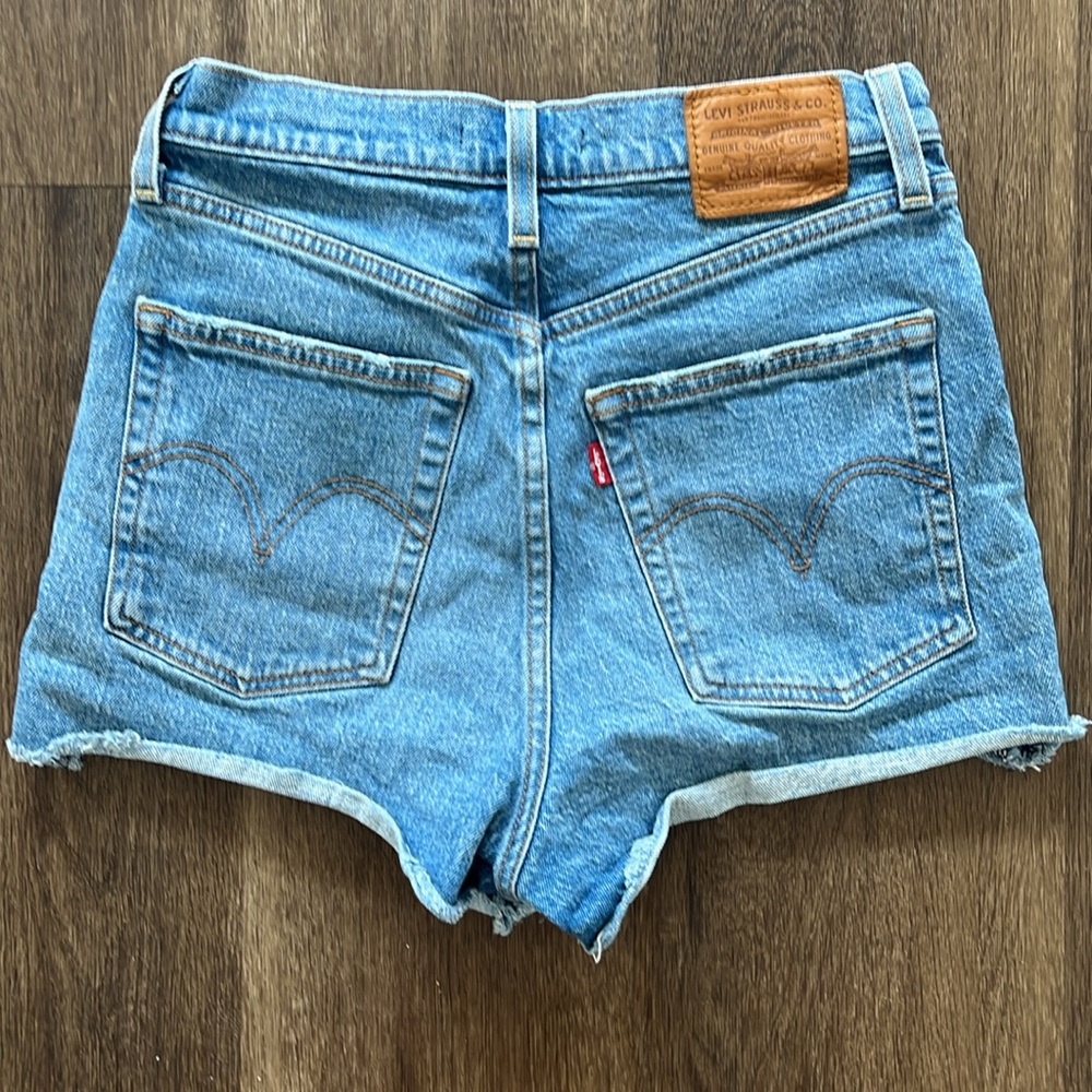 Levi’s Ribcage Shorts - Picture 2 of 3